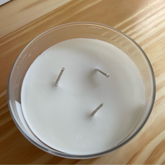 Bath and Body Works Candle - Picture 2 of 3